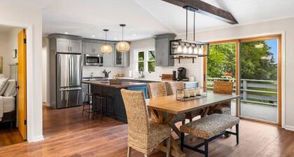 Lake views and minutes from Lawsonia Golf Course and downtown Green Lake.