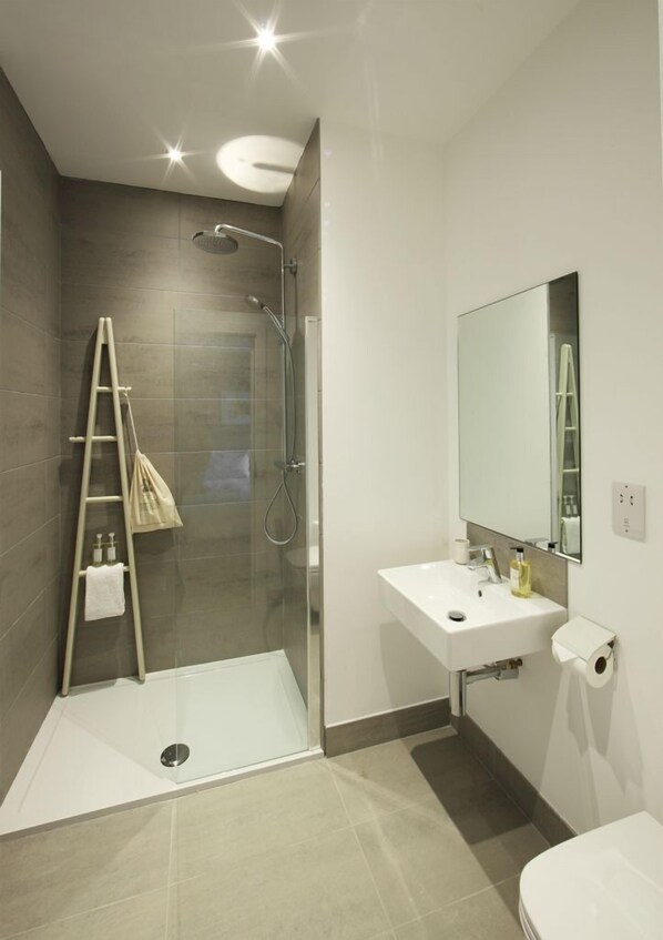 Douche, baignoire profonde, séchoir à cheveux, serviettes fournies