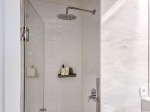 Departamento urbano | Baño | Regadera, regadera tipo lluvia, secadora de cabello, toallas 
