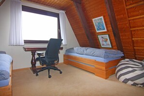 2 Schlafzimmer, Reisekinderbett, Bettwäsche