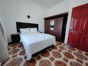 3 chambres, fer et planche à repasser, Wi-Fi gratuit, draps fournis