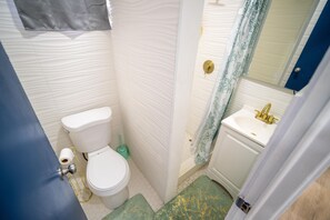Hair dryer, towels, soap, shampoo - Sunset Villas "Good Morning" Tiny Home Container (Frederiksted)