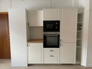 雪櫃、微波爐、焗爐、爐具