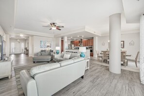 Una televisión, un reproductor de DVD