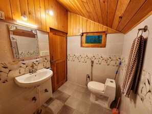 Hair dryer, towels, soap, toilet paper - H Laida Tirthan King Room with Mountain View (PO Chanon Banjar)