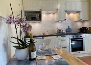 Kjøleskap, mikrobølgeovn, ovn og kaffetrakter/tekoker