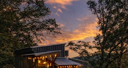 Hot tub | Fire pit | River access| Kayaks | Fast WiFi