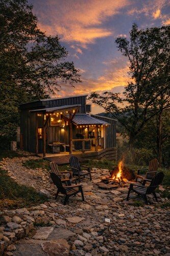 Hot tub | Fire pit | River access| Kayaks | Fast WiFi