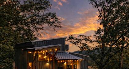 Hot tub | Fire pit | River access| Kayaks | Fast WiFi