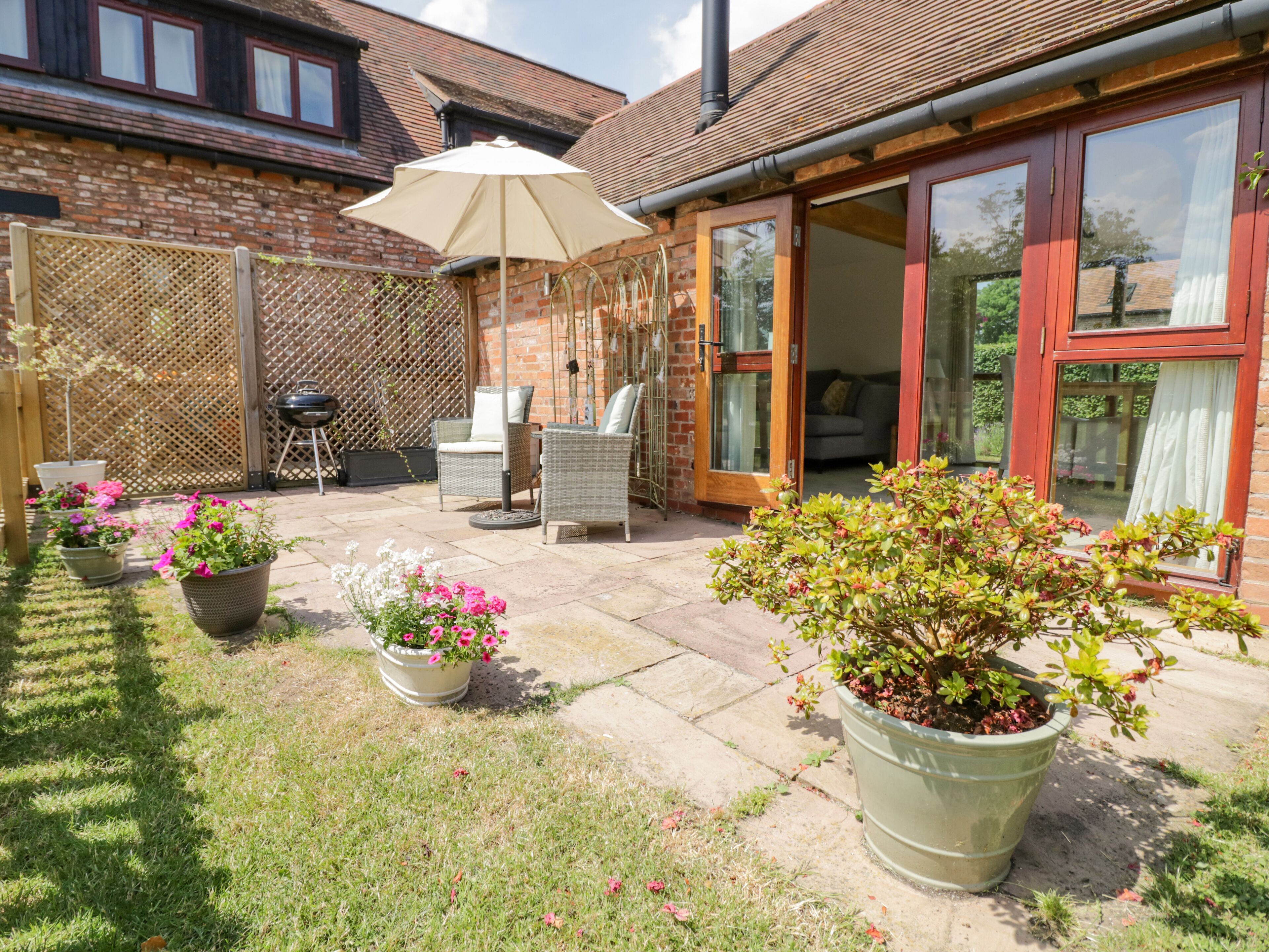 THE CHICKEN SHED, romantic, with open fire in Barford