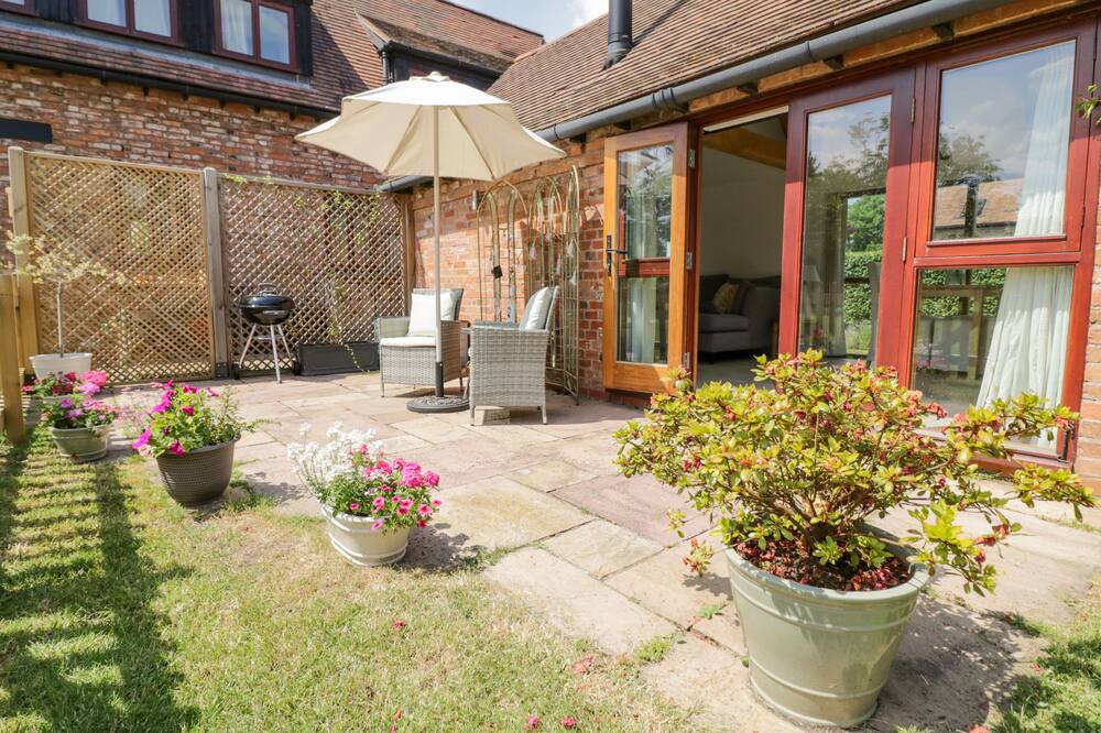 THE CHICKEN SHED, romantic, with open fire in Barford