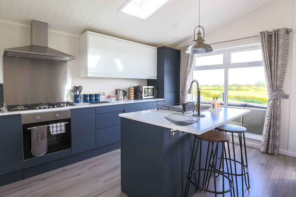 FAIRWAYS 34, country holiday cottage, with pool in Brean