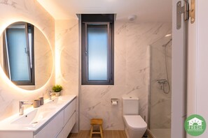 Shower, hair dryer, towels, soap - Brand new villa close to the beach with private pool (Torre del Mar)