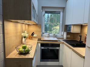 Réfrigérateur, micro-ondes, plaque de cuisson, lave-vaisselle