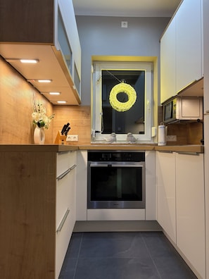 Fridge, microwave, stovetop, dishwasher - Schönes Ferienhaus 400m vom See, Sauna, Kamin, Klima, Garten bei Bad Steben (Lichtenberg)