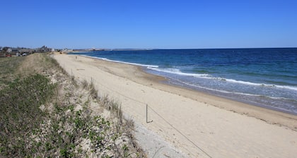 2 John Ewer Rd - Cozy cottage near Peters Pond w. water view & A/C