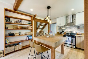 Réfrigérateur, micro-ondes, plaque de cuisson, lave-vaisselle