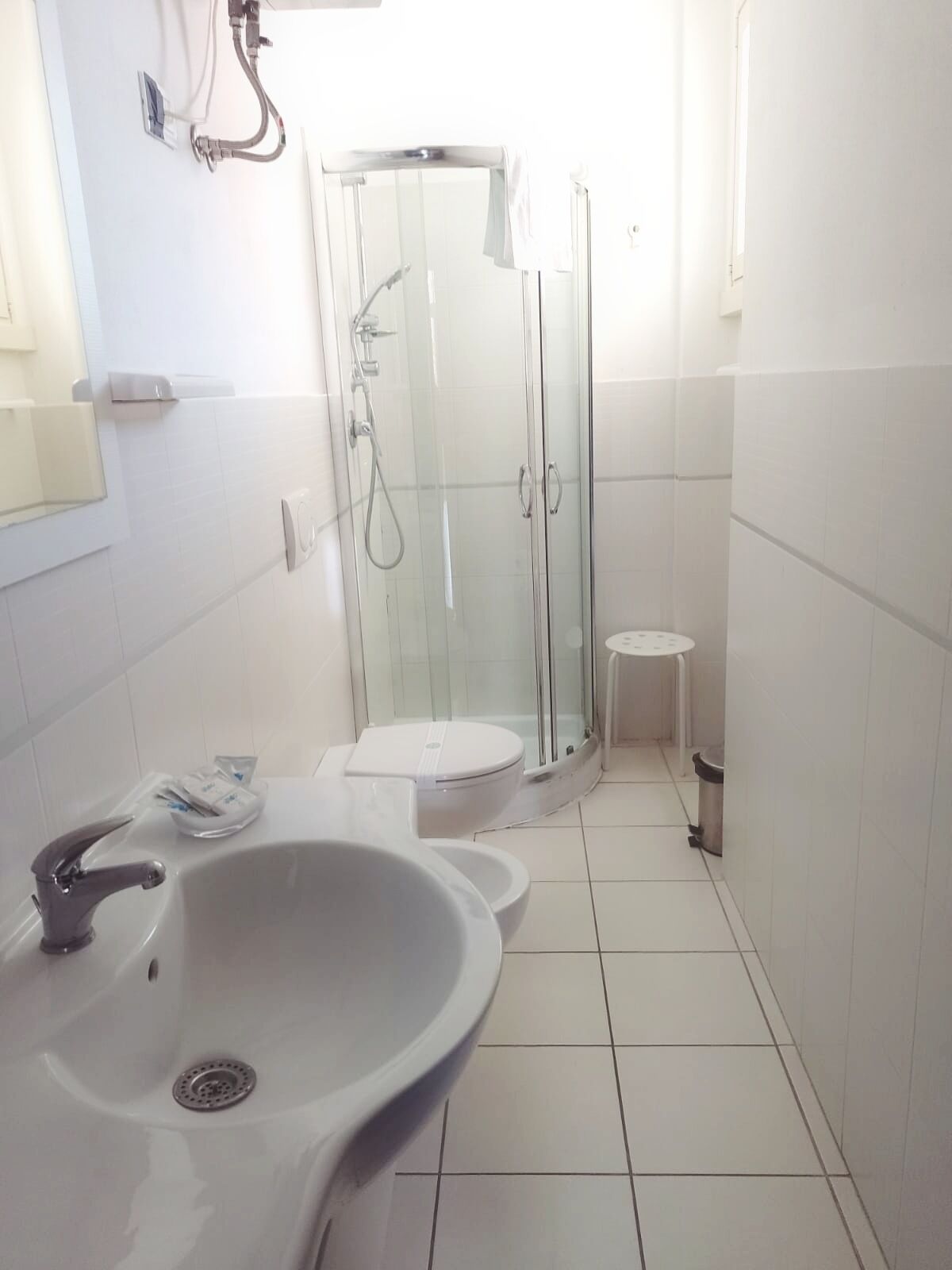 Ein modernes Badezimmer mit Waschbecken, Toilette und Duschkabine.