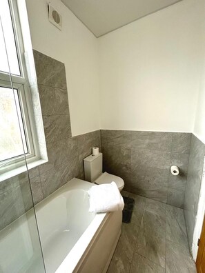 Dusche, Haartrockner, Handtücher, Seife