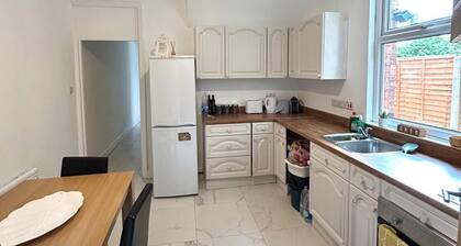 Newly Refurbished Spacious and Bright House.7 min Drive to Nottingham Centre