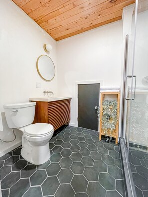 Doccia, asciugacapelli, asciugamani, sapone