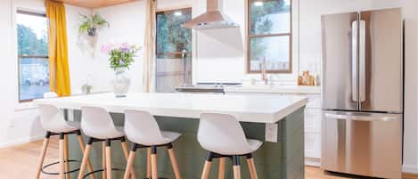 Fridge, oven, stovetop, dishwasher