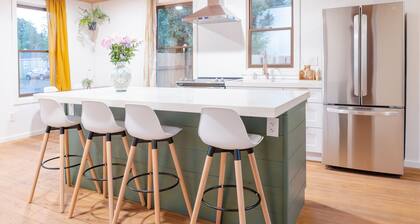 Historic Farmhouse Walking Distance to 3rd Street - Fire Pit, Cornhole, BBQ