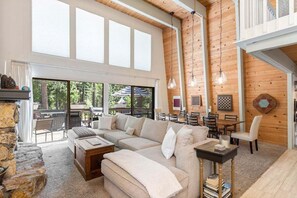 TV, fireplace - Whispering Pines in Tahoe City (Tahoe City)