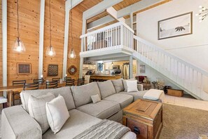 TV, fireplace - Whispering Pines in Tahoe City (Tahoe City)