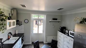 Kühlschrank, Mikrowelle, Ofen, Herdplatte