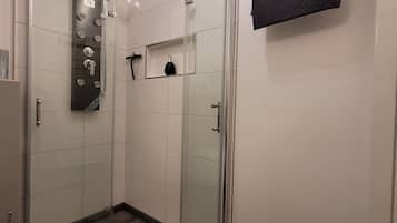 Dusj, hårføner, håndklær og såpe
