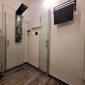 Chuveiro, secador de cabelo, toalhas de banho, sabonete