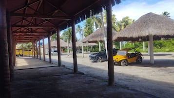 Chambre Double Ăconomique | Coin sĂ©jour | TV connectĂ©e de 32 pouces avec chaĂźnes numĂ©riques, tĂ©lĂ©vision