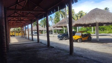 Habitación básica doble | Zona de estar | Smart TV de 32 pulgadas con canales digitales, una televisión