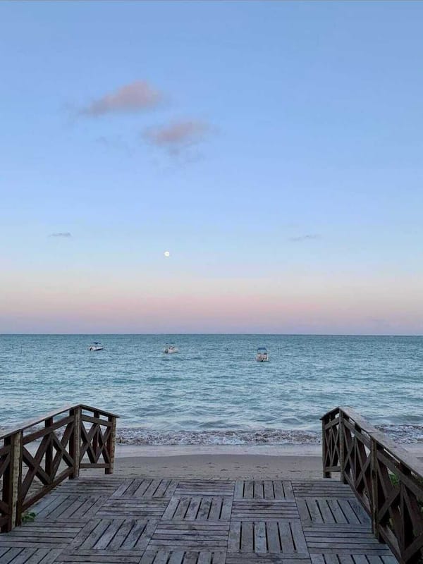 Spiaggia privata, sabbia bianca, un bar sulla spiaggia