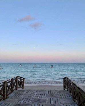 Privatstrand, weißer Sandstrand, Strandbar