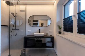 Dusche, Handtücher, Toilettenpapier