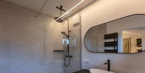 Dusche, Handtücher, Toilettenpapier