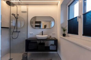 Dusche, Handtücher, Toilettenpapier