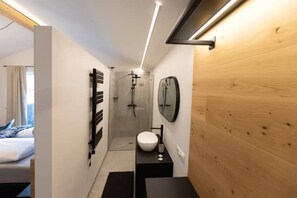 Dusche, Handtücher, Toilettenpapier