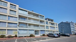 Un edificio residenziale a più piani con un parcheggio antistante.