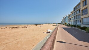 Un hotel sul lungomare con vista sulla spiaggia e sull'oceano.