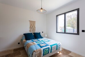 3 habitaciones, escritorio, tabla de planchar con plancha y internet