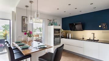 Réfrigérateur, micro-ondes, four, lave-vaisselle