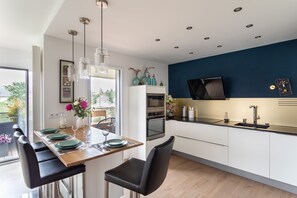 Frigorífico, microondas, horno y lavavajillas