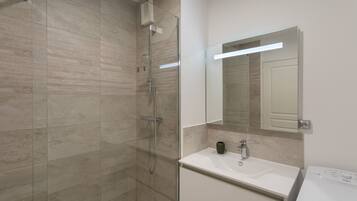 SĂšche-cheveux, serviettes fournies