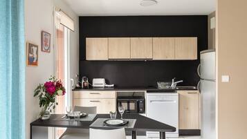 Réfrigérateur, micro-ondes, lave-vaisselle, cafetiÚre/bouilloire