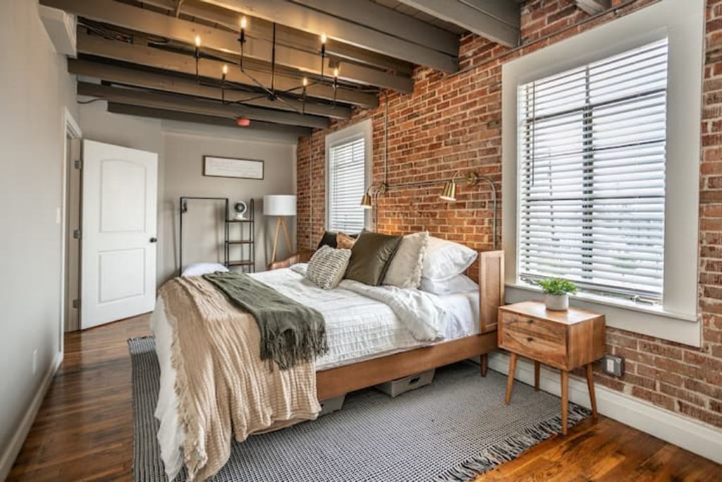 2 bedrooms, desk, iron/ironing board, travel crib