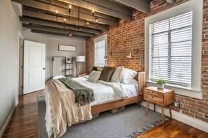 2 chambres, bureau, fer et planche à repasser, lit parapluie