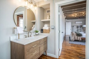 Shower, hair dryer, towels, soap - Local Charm Meets Modern Luxury in the North Texas Hill Country - 1.5hrs to DFW! (Muenster)